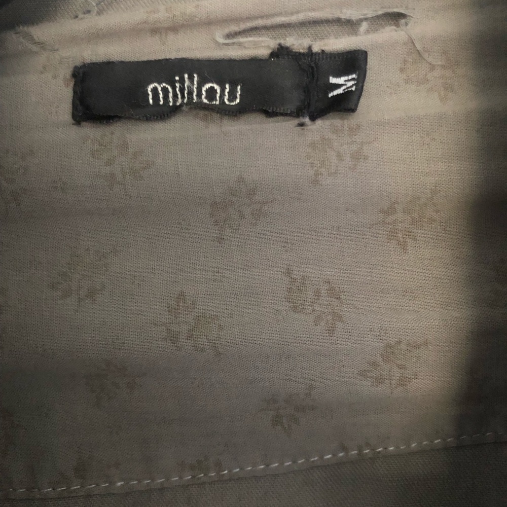 Button down - Picture 2 of 3